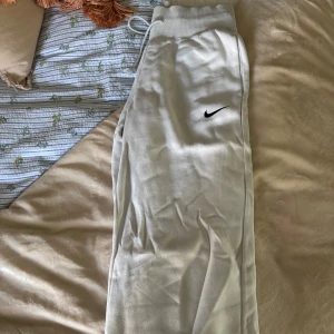 Nike mjukisbyxor - Supersnygga mjukisar från Nike i ljusblå färg. Perfekt till kallare väder. Använda ca en gång pga för korta för mig, nypris 800.🩵