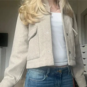 Beige jacka med fickor Zara  - Snygg beige jacka från Zara! Bra skick ❤️prisförslag tas emot