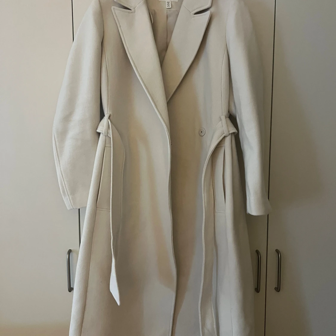 Beige kappa med bälte från H&M - 1