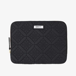  DAY ET datafodral!  - Svart datorväska från DAY ET med snyggt mönster och guldfärgad dragkedja. Väskan har en stilren design med DAY ET-logga framtill och praktiskt handtag i läderimitation på dragkedjan. Den har också en fika inne i fodralet. Den är lite sliten på dragkedjan (som du kan se på bild 4) och DAY ET etiketten på framsidan är lite smutsig (porto tillkommer).