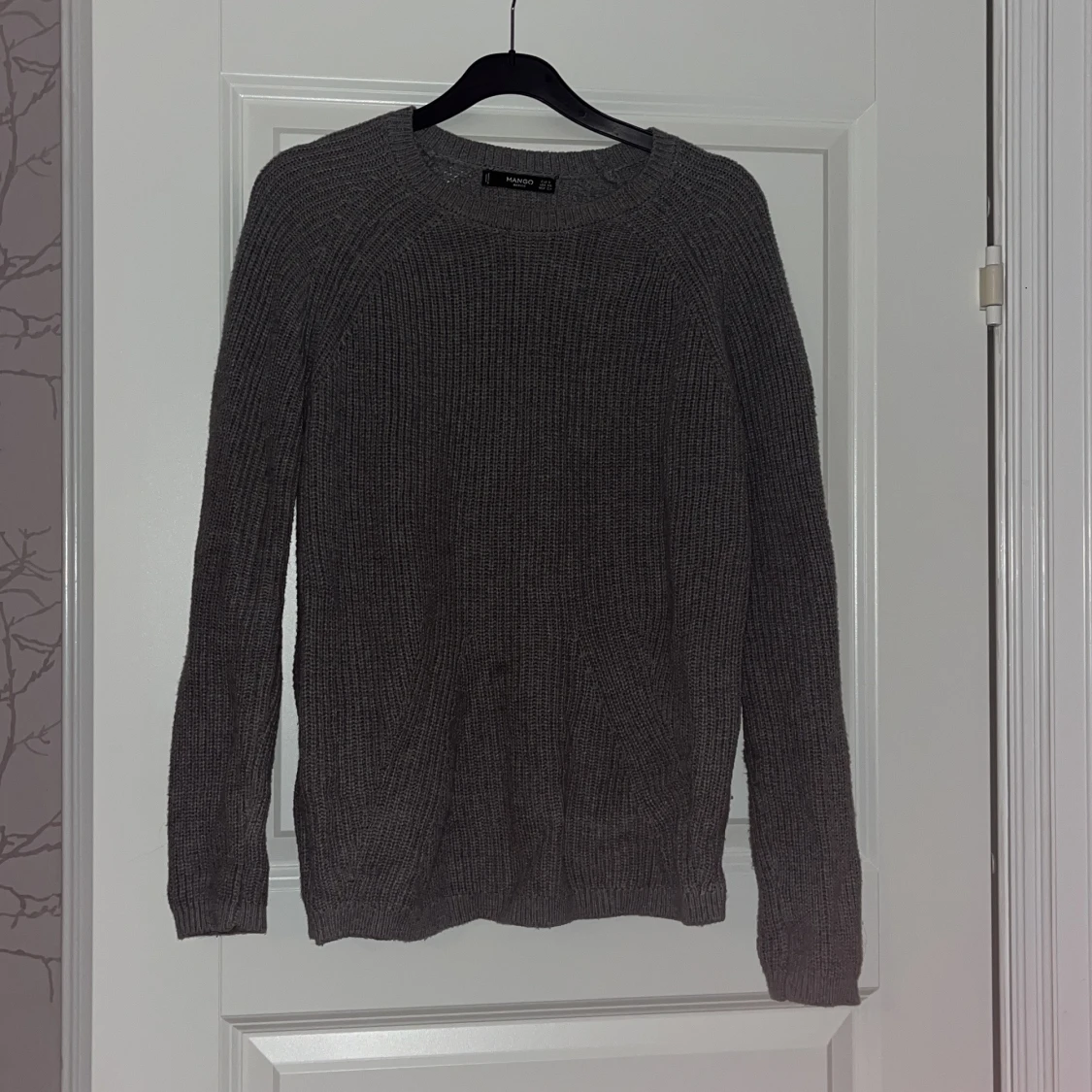 Grå stickad tröja från Mango