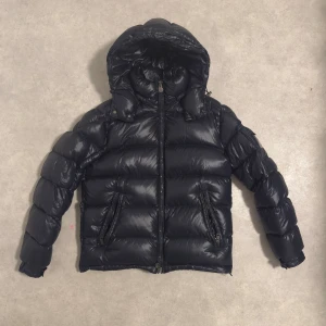 Marinblå Moncler Maya  - Tja! Säljer nu min moncler Maya i storlek 3 efter en vinters användande pga att jag ska köpa en ny då den sitter lite stort nu. Skicket ligger på en 8/10 samt medföljer alla tillbehör, och den är redo för sin nya ägare. Vid funderingar är det bara att höra av sig privat!