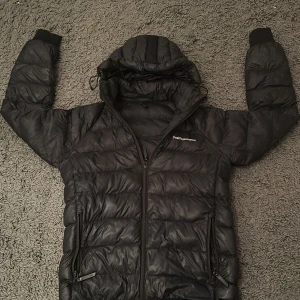 Peak Performance jacka - Säljer en snygg Peak Perfomance jacka i storlek 160 som motsvarar ungefär XS! Skick 8/10.  Hör av dig vid ytterligare frågor🙌