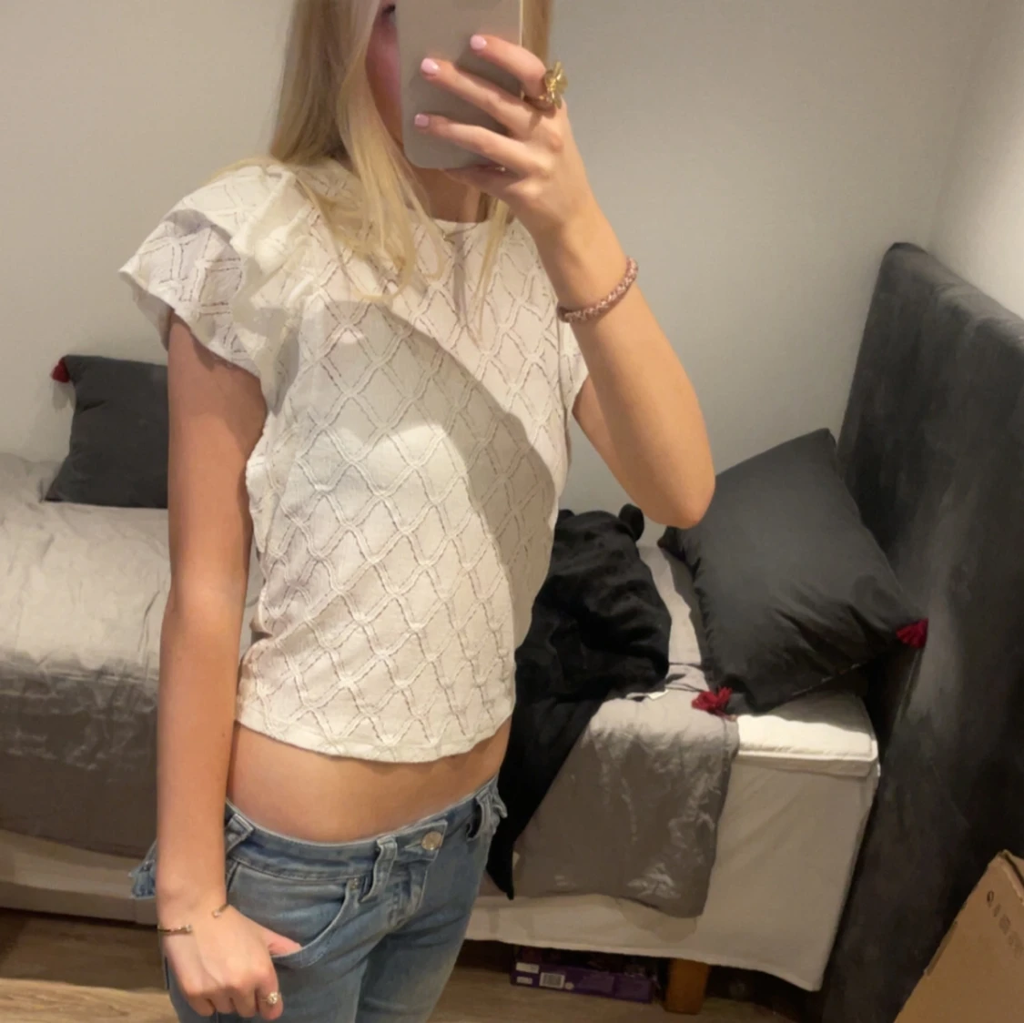 Vit blus med volangärmar och mönster - 3