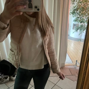 Beige pufferjacka från Bondelid XS - Säljer en beige pufferjacka från Bondelid i storlek XS. Jackan har rund hals, quiltad design och dragkedja framtill. Snyggt broderat Bondelid-märke på bröstet och två fickor. Perfekt för dig som gillar stilren och enkel look.
