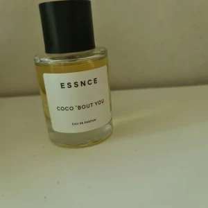 ESSNCE Coco 'Bout You parfym - Modern Eau de Parfum från ESSNCE. Använd några gånger men tyvärr inte min doft 