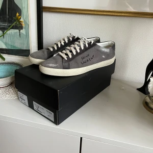 Saint Laurent skor - Hej! Säljer nu dess otroligt snygga ysl skor. Dem är i ett riktigt bra skick. Skorna är limiterade och görs inte längre. Allt följer med, box, dustbag, kort och extra snören. Hör av dig vid frågor!