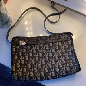 Dior väska - Hjälper min mamma att sälja sin Vintage Dior väska. Vacker klassisk axelremsväska. Använd med omsorg, ytligt skav som blir med tiden men annars i fint skick. Dragkedja behöver bytas. Bra pris så passa på att få en fina väska inför hösten🍁❤️