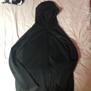 Peakperformance - Snygg hoodie skick 8/10 inga defekter bra skick äkta. Storlek S men passar M ny pris 1300kr