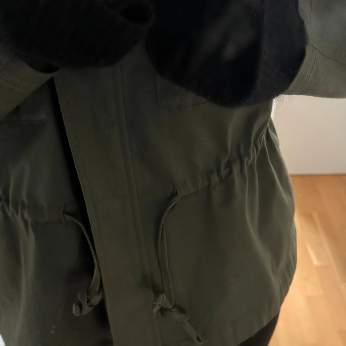 Olivgrön parkajacka med snörning - 2