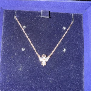 Roséguld med ängelberlock - Vid köp av två eller fler får du dessutom välja en present 🎁❤️ (presenterna kan jag visa i DM eftersom de inte finns upplagda här).