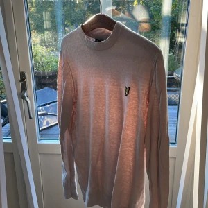 Lyle and Scott tröja - En fin tröja från lyle and Scott som är stickad och i färgen beige, snygg till hösten och är i 10/10 skick knappt använd. 