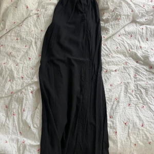 Svarta linnebyxor från 157 - Säljer då det inget används. Perfekt om du vill ha riktigt lågmidjade