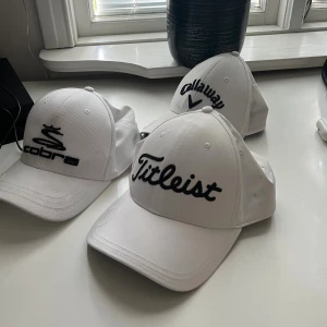 Tre golfkepsar ett pris - Tja säljer tre stycken golf kepsar för ett pris från Titleist, Callaway,och Cobra. Kom gärna med frågor