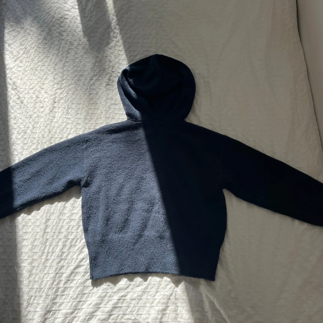 Marinblå stickad hoodie från Gina Tricot - 1