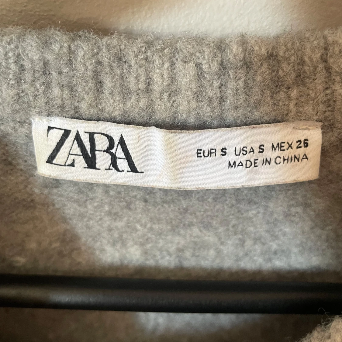 Grå kortärmad stickad tröja - 3