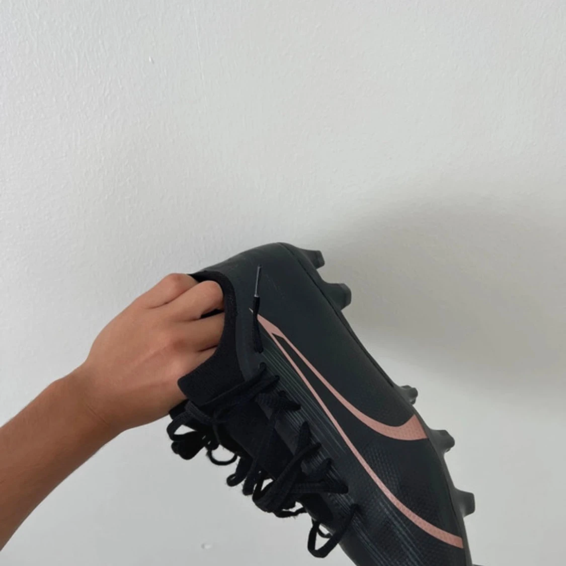 Svarta Nike fotbollsskor med rosa swoosh - 2