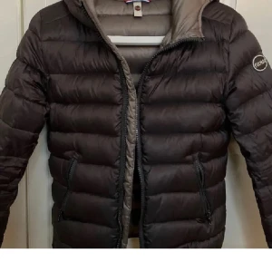 Svart dunjacka från Colmar - Snygg svart dunjacka från Colmar med huva och dragkedja framtill. Prefekt nu när de börjar bli kallt ute! Lånade bilder men de är bara att fråga om mer bilder om ni vill💞💞