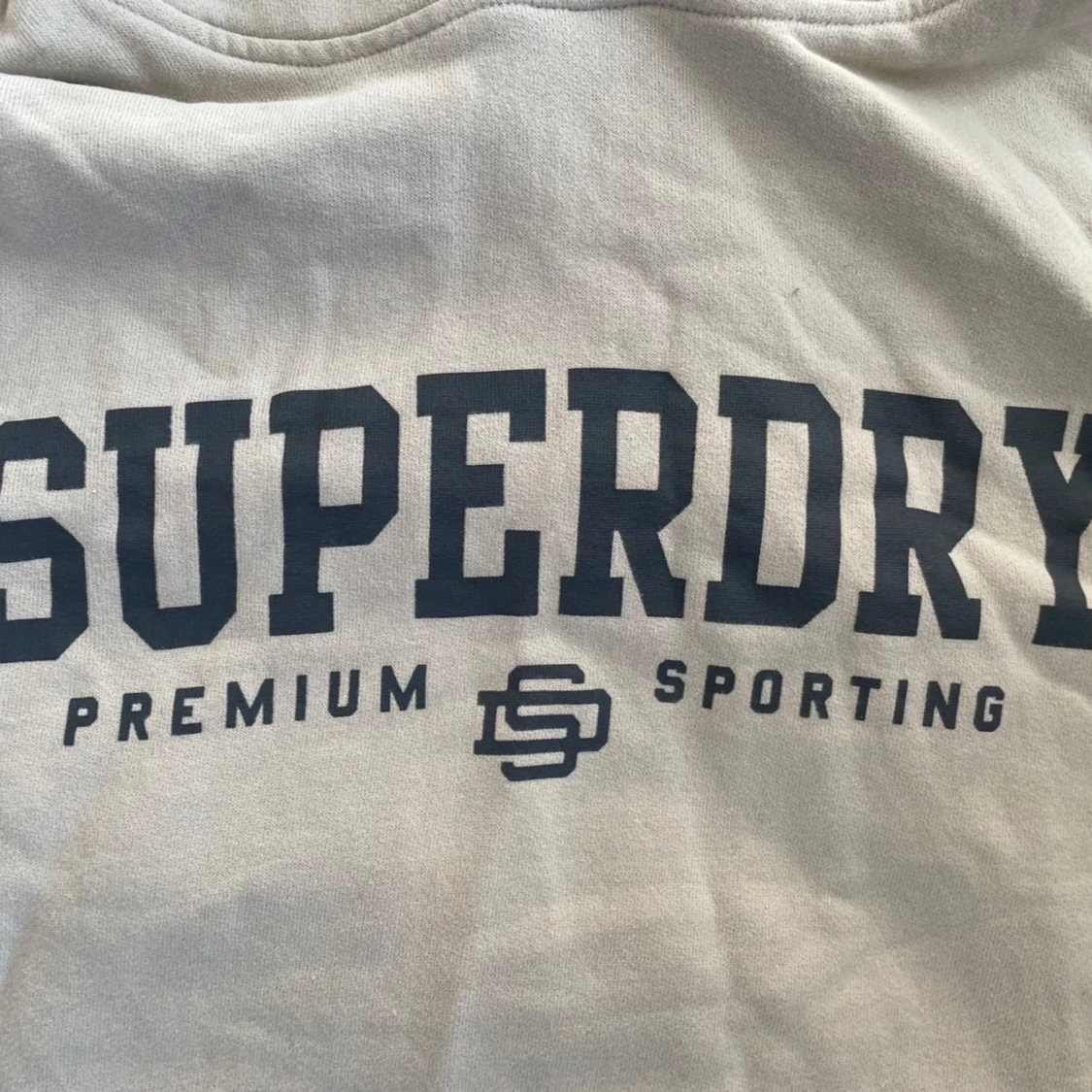 Vit hoodie från Superdry med tryck - 1