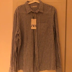 Helt ny randig skjorta från ZARA, Storlek M, Vit/Ljusblå - Helt ny randig skjorta från ZARA, Storlek M, Vit/Ljusblå