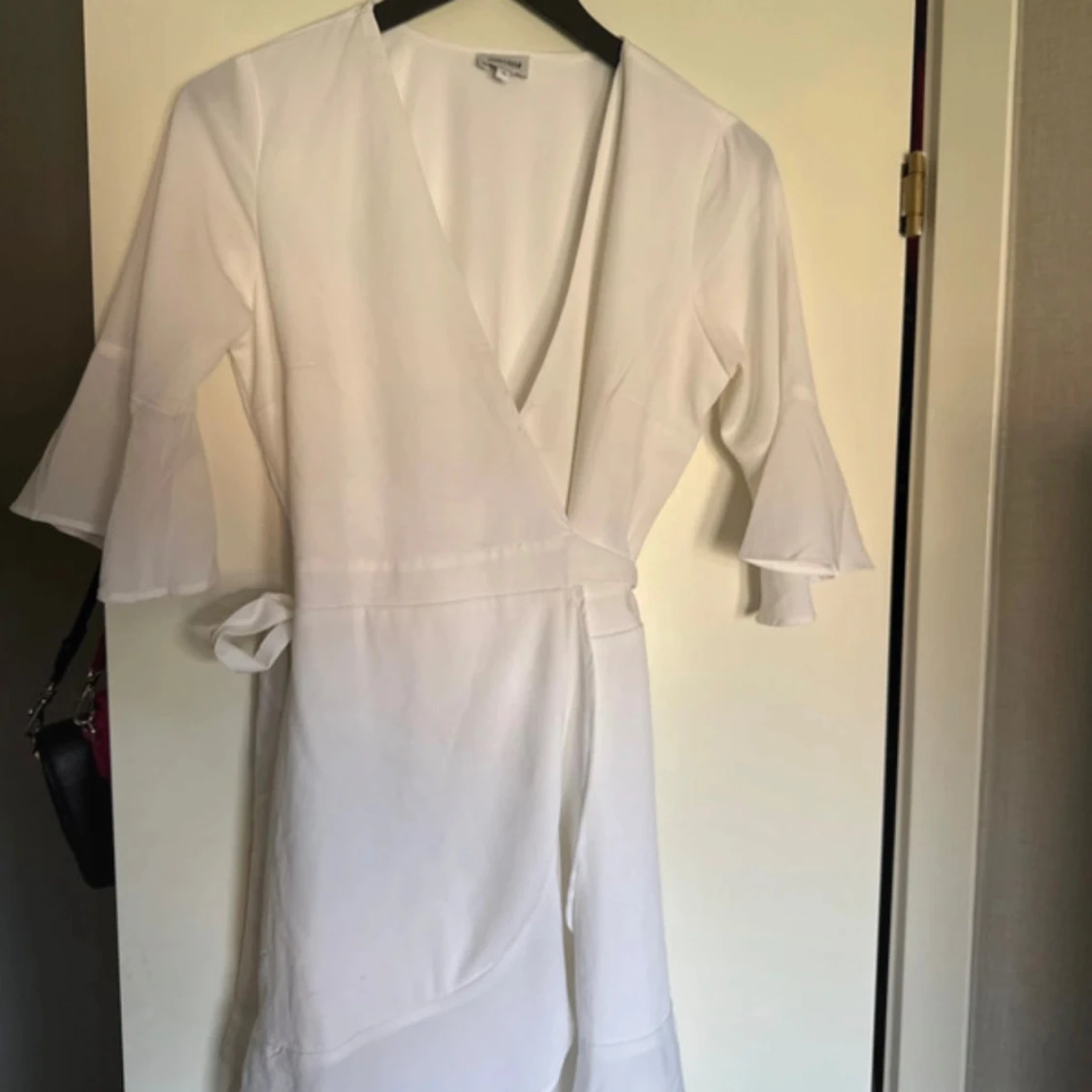 Vit omlottklänning ifrån bubbleroom