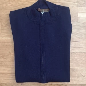 Stenströms Fullzip - En fräsch och snygg fullzipp från Stenströms i Navy blå! Bra skick, förutom lilla lilla defekten på sista bilden, väldigt liten defekt. Därav priset. Nypris: 2299kr