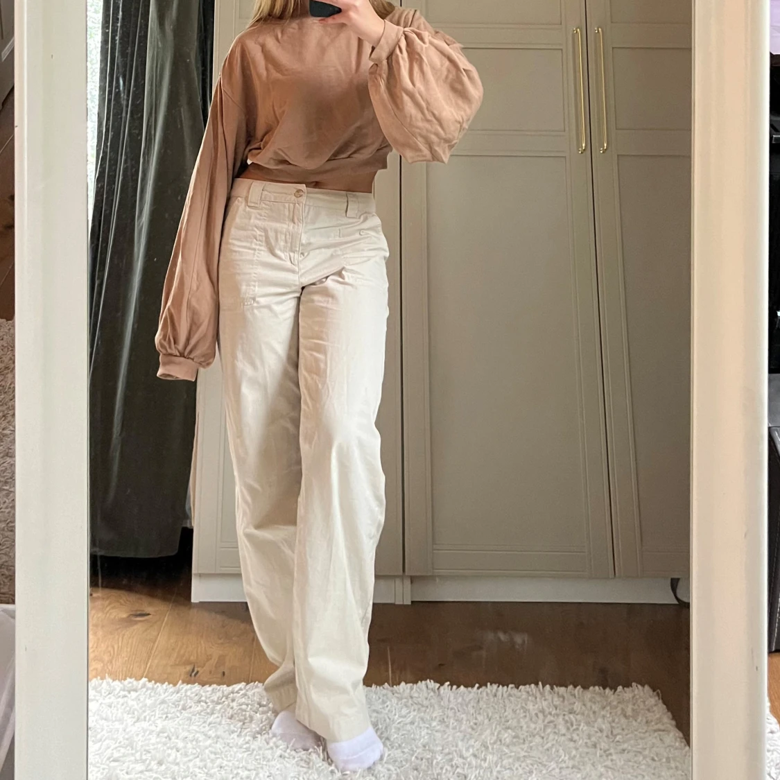 Beige croppad tröja med ballongärmar - 1