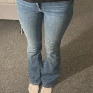 Jeans - Lånade bilder från förra ägaren då de inte passade mig💕 pris kan självklart diskuteras vid snabb affär❤️