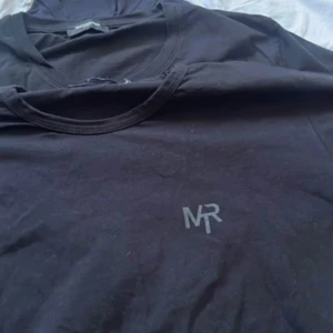 Svarta t-shirts från Edward Jeans & MR - Tre snygga t-shirts i svart och marinblått från Edward Jeans och MR. En har trycket 'Follow your dreams', en har kontrastärmar i vitt med röda detaljer och MR-logga, och en är helsvart med diskret MR-logga. Alla har rund hals och är i mjuk bomull. 50kr st eller 150 alla tillsammans.