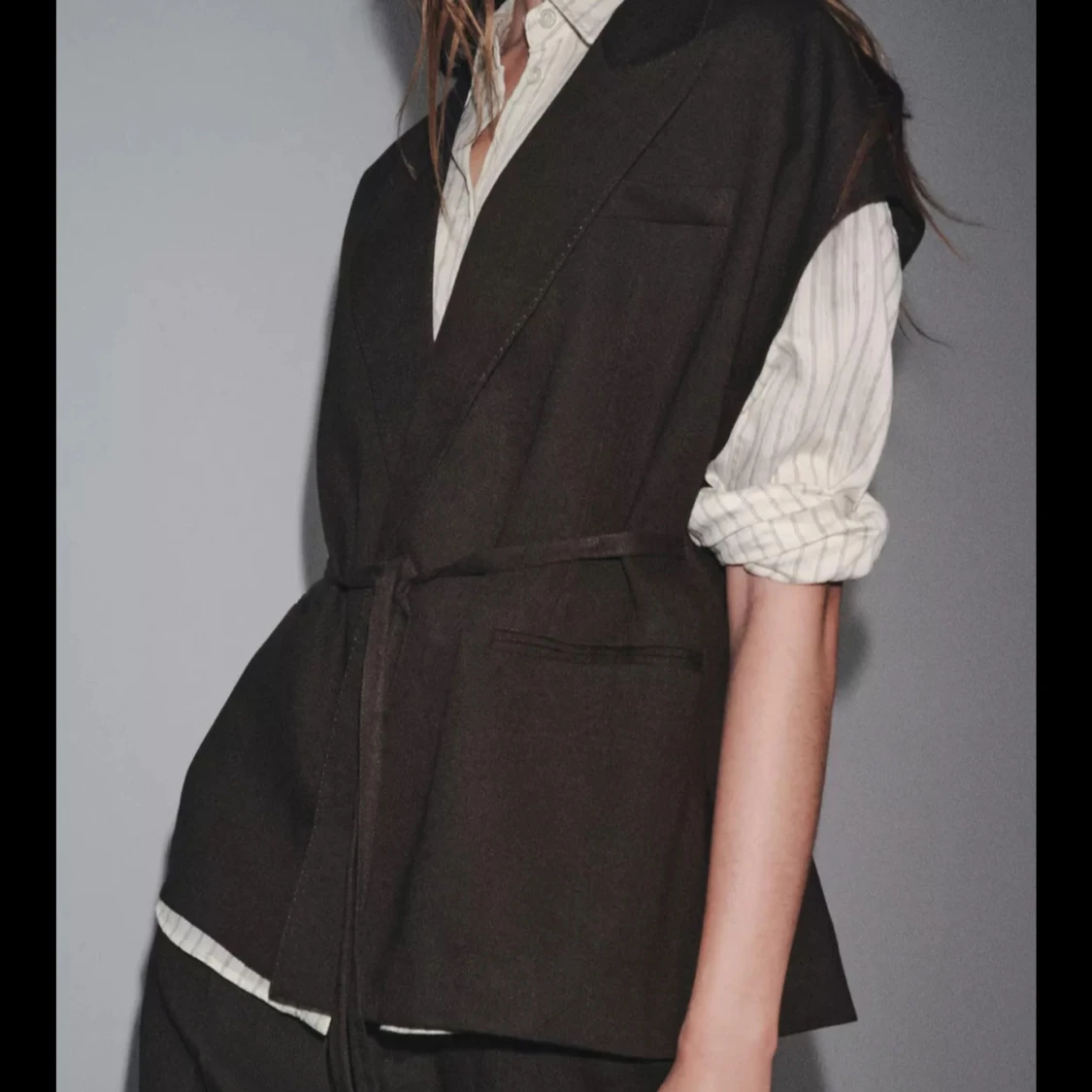 Mörkbrun väst med bälte från Zara - 1