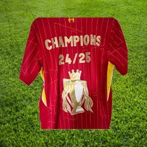 Liverpool FC Champions 24/25 tröja - Liverpool FC fotbollströja från i rött med tunna gula linjer och detaljer. Tryck med 'CHAMPIONS 24/25' och Premier League-trofé i guld på ryggen. Broderad LFC-logga, Nike swoosh och sponsortryck på bröstet. Tillverkad i lätt, ventilerande material.