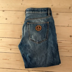 Blå jeans från Love Moschino med patch - Snygga blå jeans från Love Moschino. Riktigt feta jeans med snygg slitning