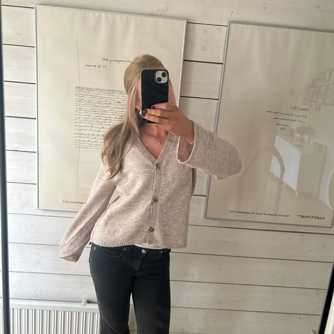 Beige kofta med knappar och v-ringning - 1