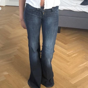 Lågmidjade bootcut jeans - Säljer ett par mörkblå jeans från cheap monday, i nyskick  (använda typ 2 gånger) för att de va för långa. De är i storlek 25/32