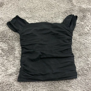 Svart topp från Hollister  - säljer min svarta topp från hollister för att den inte passar mig. helt nytt skick. skriv för fler bilder. priset kan diskuteras💕