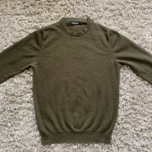 J Lindeberg merinoull tröja - Snygg olivgrön rundhalsad tröja från J.Lindeberg i 100% merinoull!⭐️Storlek S passar S!🙌Skick = NYSKICK !🤝Nypris = 1300kr!⭐️Hör gärna av er om ni har funderingar!👍