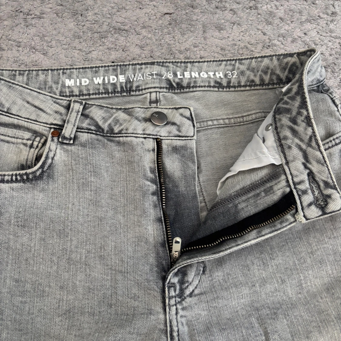 Gråa jeans från Bik Bok - 2