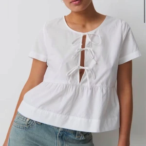 Peplum tie blouse gina - Populär blus från gina! Helt ny