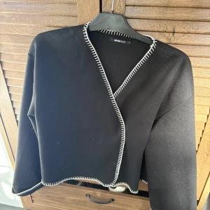 Jacka/kappa/kofta från Gina tricot  - Säljer denna snygga ”jacka” som är lite tunnare. Storlek M. Använd fåtal gånger. 