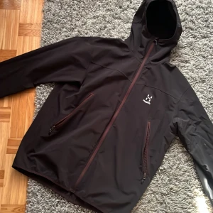 En svart jacka från Haglöfs! - Säljer en svart jacka från Haglöfs! Använd fåtal gånger mycket bra skick. Pris kan diskuteras vid snabb affär. 💸