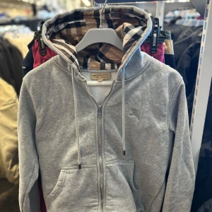 Burberry kofta - Säljer nu min fina burberry kofta. Jag säljer min kofta då jag har byt stil och vill testa på nytt. Kofta är väldigt väldigt fräscht. Jag köpte den helt ny och har använt den ca 4 gånger.