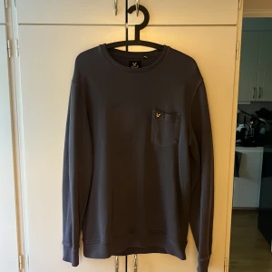 Mörkgrå sweatshirt från Lyle & Scott - Säljer tröjan pga att den inte används, bra skick!