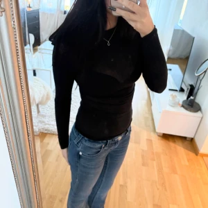 Svart Intimissimi tröja  - Svart långärmad topp i tight passform från intimissimi. Tunt och stretchigt material (modalkashmir) med boat neck passform. Använd men i bra skick, lite nopprig på vissa ställen. Nypris 489kr