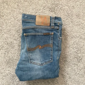 Nudie Jeans - Sjukt snygga jeans från märket Nudie | Sjukt snygg färg, väldigt eftertraktade | Skick 9/10 - BRA SKICK | Storlek W30 L34 | Jag kan gå ner i pris ‼️Kom gärna med bud och hör av dig vid minsta lilla fråga.