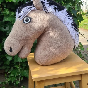 Käpphäst  - Käpphäst säljes, käpphästen är i bra skick.  Säljes för 120 kr men pris kan diskuteras. Kan fraktas men isåfall står köparen för frakten.