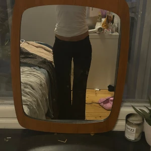 Bootcut kostymbyxor  - Lågmidjade bootcut kostymbyxor💕 jääättefina men tyvärr blivit för korta☹️ var helt besatt av domhär förut asså trust me dom är så sköna och passar till allt! Nypris 499