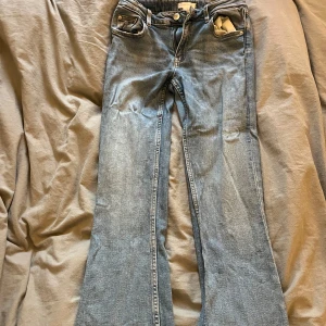 Ljusblå bootcut jeans - Säljer ett par ljusblå bootcut jeans från Gina tricots barnavdelning då de inte används längre. De är i storlek 158/164 men har passat mig på längden och i kroppen som ni kan se, då de blivit för små så får jag inte på mig dem så detta är tyvärr bästa bilderna jag har🥰💕