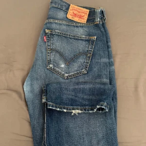 Levi’s 501 blå jeans straight fit - Säljer dessa klassiska levi’s 501 modellen. De är nästan som nya köpte dem här på plick men får inte så mycket användning av de. Blå tvätt, har en rak passform med snyggt slitna detaljer. (Bilderna är lånade)