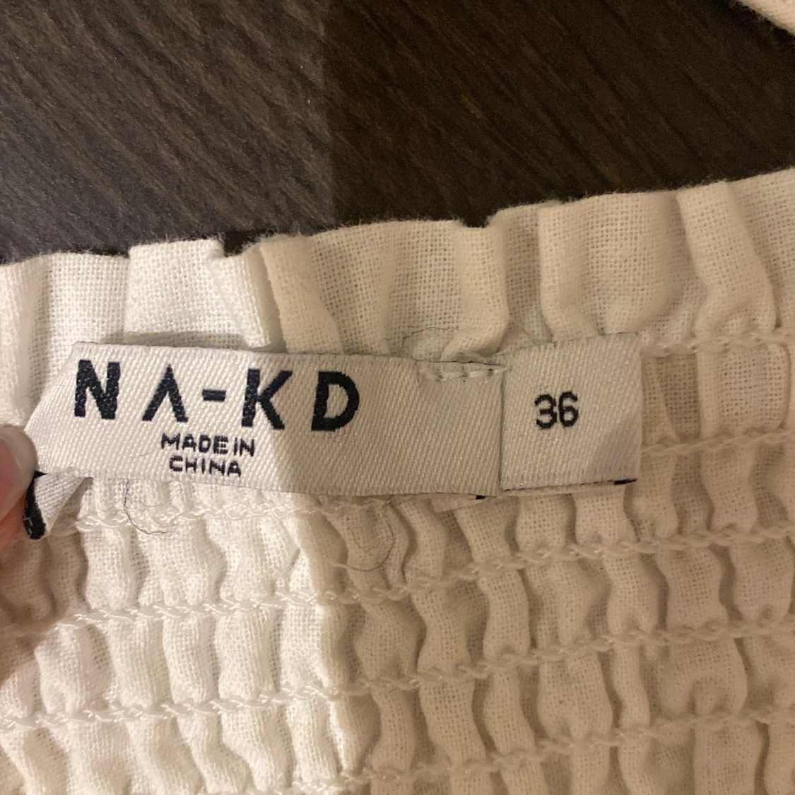 Vit linnetopp från NA-KD med kupdetalj - 2