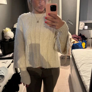 Zara stickad tröja med trekvarts (dubbel armar) - Supermysig vit stickad tröja med trekvarts ärmar över och kabelstickat mönster. 